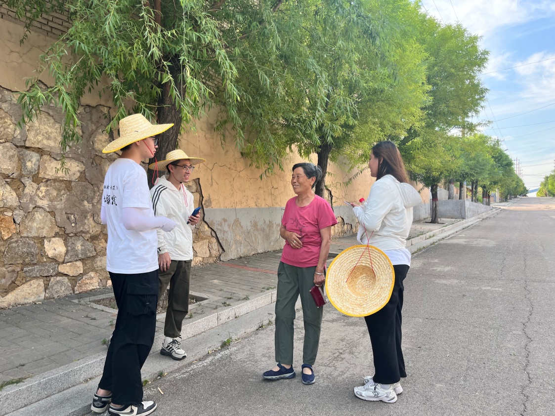 國土整治與生態(tài)修復實踐調(diào)研團師生與村民交流。校方供圖